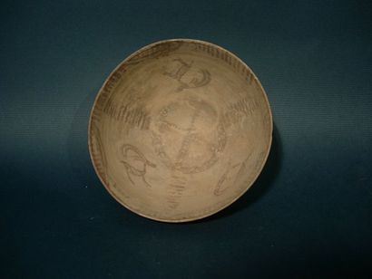 MOHENJO-DARO (2500 av. J.C.) Bol orné de bouquetins. En terre cuite. D : 12 cm (...