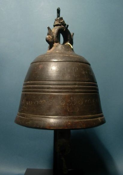 BIRMANIE - THAILANDE Cloche de pagode. En bronze. Birmanie, début du XXe s. H : 14.5...