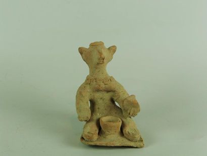 MEHRGARH (3000 av. J.C.) Idole féminine assise, au visage zoomorphe. Elle a un pot...