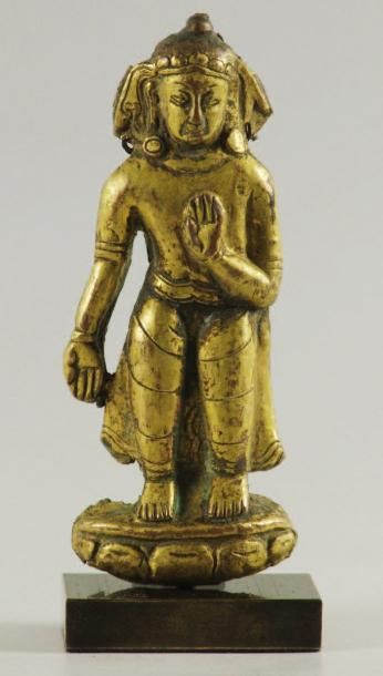 TIBET - NEPAL Bodhisattva debout sur un socle en forme de lotus, les mains en « varada-mudrâ...