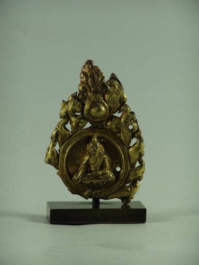 TIBET - NEPAL Haut de mandorle figurant un Bouddha assis sur un socle en forme de...