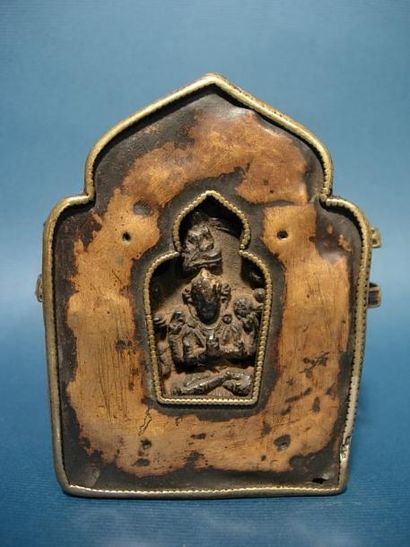 TIBET - NEPAL Reliquaire portatif « Ghau » en cuivre et en laiton. Tibet XIXe s....