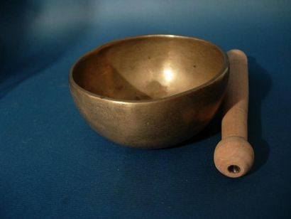 TIBET - NEPAL Bol chantant en alliage de sept métaux. Poids: 460 g. Tibet, première...