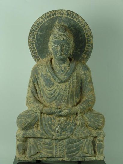 GANDHARA (Ier - Vème siècle) Bouddha auréolé, assis sur un trône drapé d'un tissu....