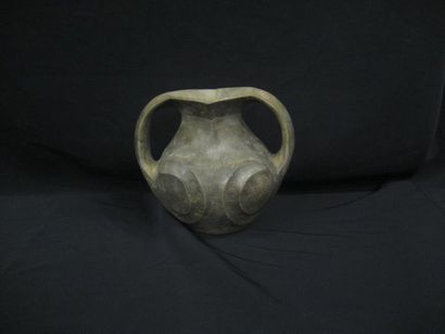 HAN (206 av. J.C. - 220 ap. J.C.) Vase Guan à deux larges anses, à décor de spirales....