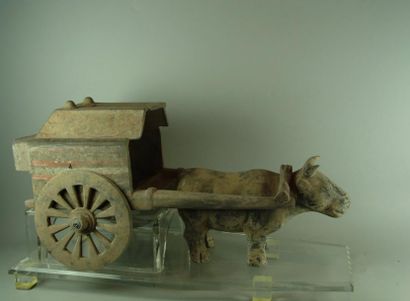 HAN (206 av. J.C. - 220 ap. J.C.) Chariot tiré par un buffle. En terre cuite à traces...