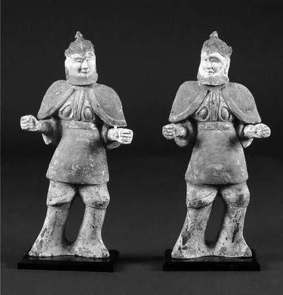 WEI (386 - 587) Paire d'officiers en armure se tenant debout, les jambes légèrement...