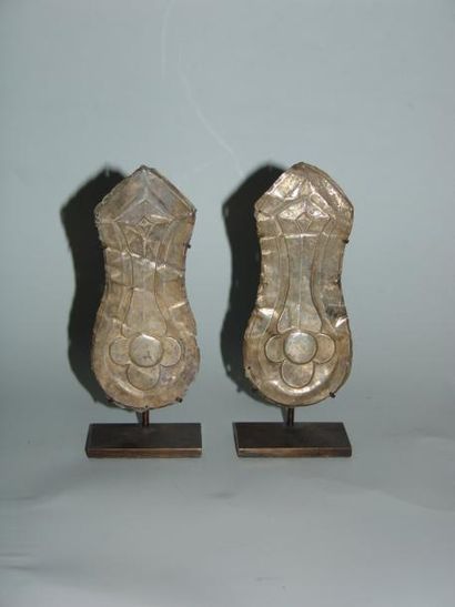 TANG (618 - 907) Paire de plaques d'ornementation. En argent. L: 11 cm