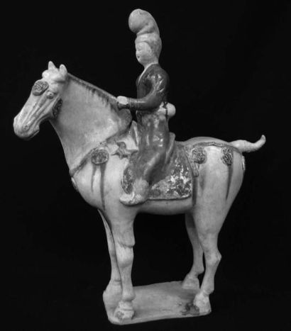 TANG (618 - 907) Cavalière sur sa monture à l'arrêt sur une terrasse, la tête tournée...