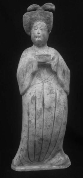 TANG (618 - 907) Fat Lady portant une boite. Elle se tient debout, vêtue d'une longue...