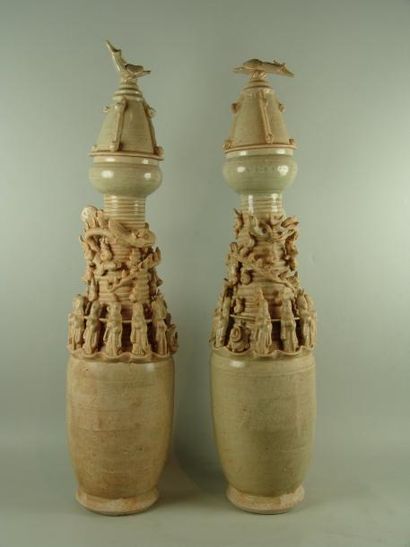 SONG (960 - 1279) Paire de vases « Humping ». Autour du vase soleil s'enroule un...
