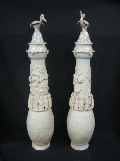 SONG (960 - 1279) Paire de vases « Humping » à couvercles, En grès porcelaineux sous...