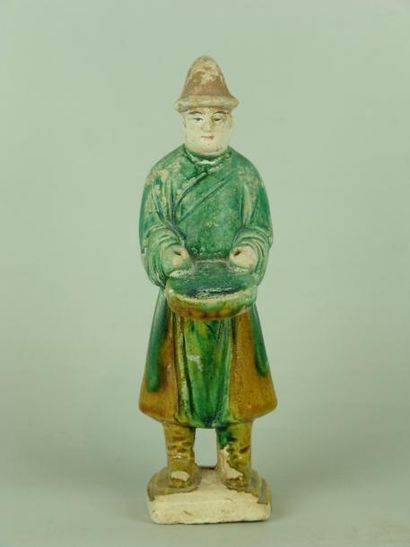 MING (1368 - 1644) Joueur de tambour debout sur une base. En terre cuite à glaçure...
