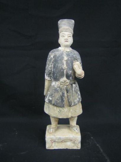 MING (1368 - 1644) Mingki debout sur un socle. En terre cuite polychrome. H: 34 ...