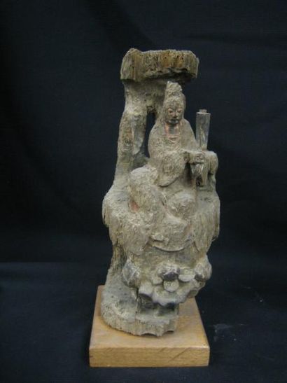 MING (1368 - 1644) Statuette en bois sculpté représentant une Guanyin assise. H:...