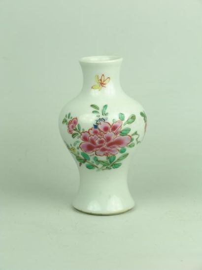 T'SING (1644 - 1911) Vase balustre en porcelaine à décor « famille rose » de fleurs...
