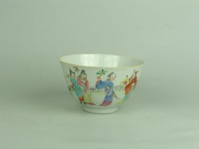 T'SING (1644 - 1911) Bol en porcelaine à décor « famille rose » de mandarins, femmes...