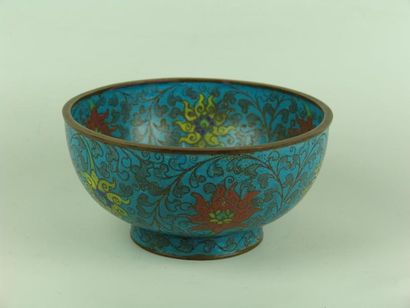 XIXe siècle Bol en émaux cloisonnés à décor floral polychrome sur fond bleu turquoise....