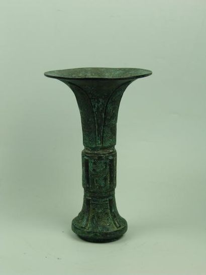 XIXe siècle Vase à vin de forme « Gu », évasé à la base et à l'embouchure, pourvu...