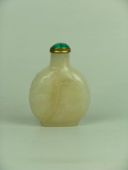 XIXe siècle Flacon tabatière en jade, à décor animalier. H: 75 cm