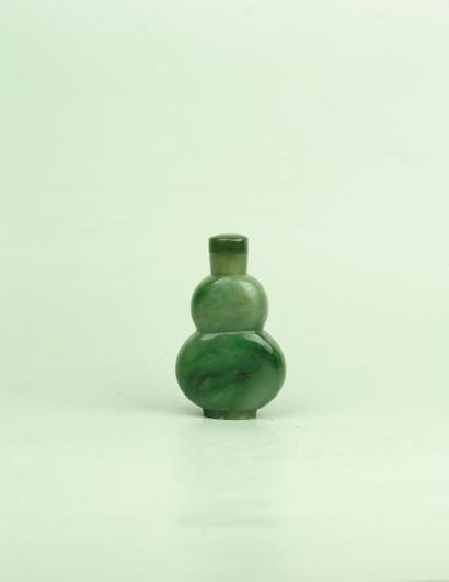 XIXe siècle Flacon tabatière en forme de double gourde. En jade vert. H: 5.9 cm