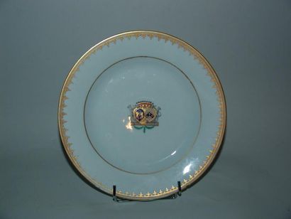 XIXe siècle Assiette en porcelaine à décor « famille rose » d'armoirie d'alliance...