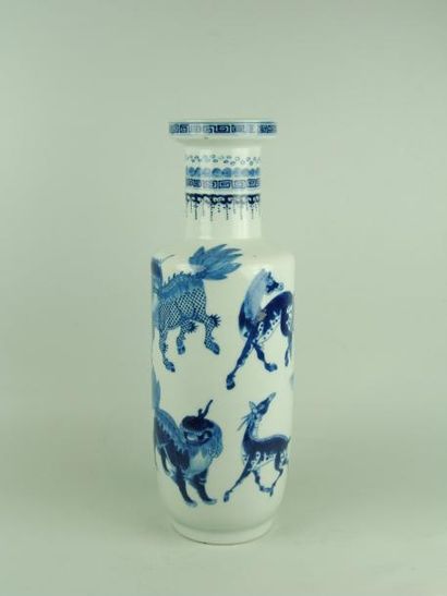 XIXe siècle Vase rouleau en porcelaine à décor « bleu blanc » de huit animaux: tigre,...