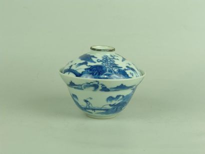 XIXe siècle Bol couvert en porcelaine bleue de Hue à décor de fermier avec buffle...