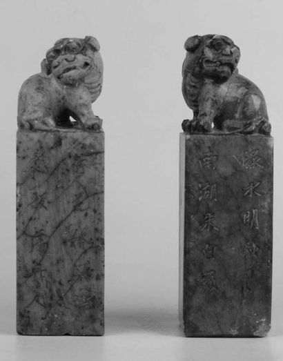 XXe siècle Deux sceaux en stéatite, surmontés d'un lion. H: 12 cm