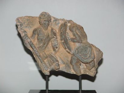 GANDHARA (Ier - Vème siècle) Fragment de frise à décor de deux guerriers s'affrontant...