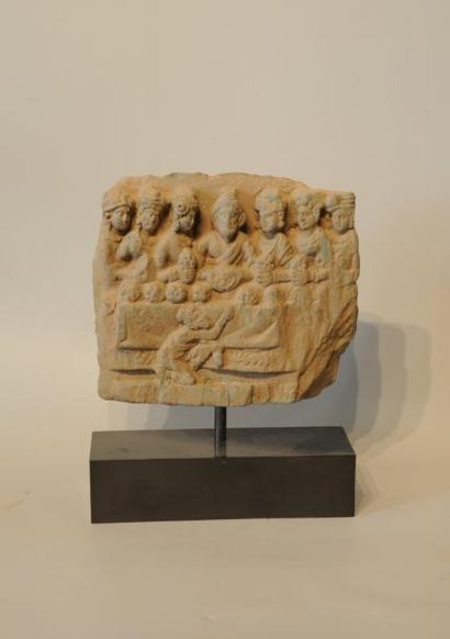 GANDHARA (Ier - Vème siècle) Fragment de bas relief orné de huit personnages En schiste....