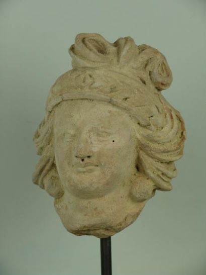 GANDHARA (Ier - Vème siècle) Tête de femme à la chevelure nouée en un chignon stylisé...