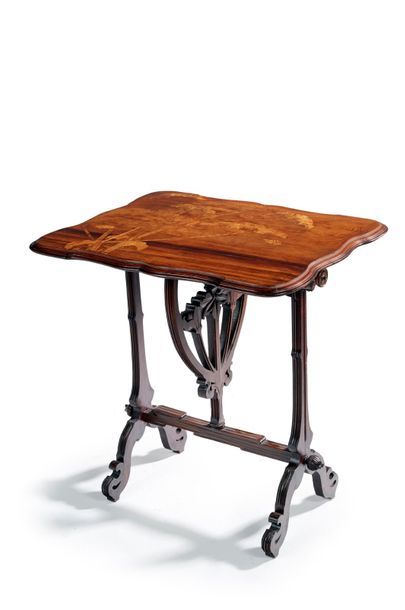 Émile GALLÉ (1846-1904) 
Table pliante en hêtre teinté à plateau mouluré présentant...