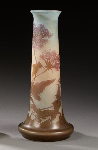 ÉTABLISSEMENTS GALLÉ 
Vase cylindrique à panse bombée en verre doublé à décor dégagé...