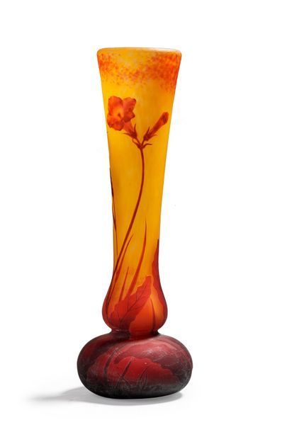 DAUM NANCY FRANCE 
Vase balustre en verre doublé à décor dégagé à l 'acide de fleurs...