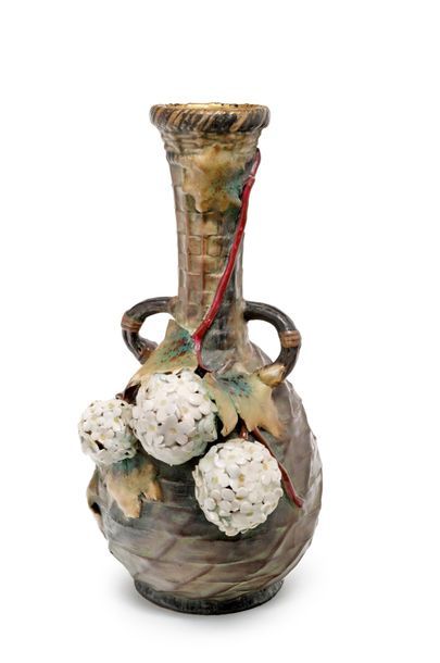 AMPHORA Vase bombé à col droit et anses en applique en porcelaine émaillée polychrome...