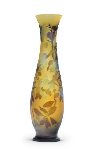 ÉTABLISSEMENTS GALLÉ 
Vase piriforme en verre doublé à décor dégagé à l'acide de...