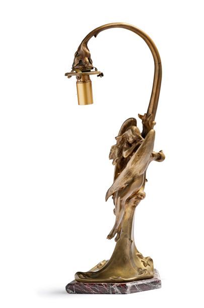 Charles-Théodore PERRON (1862-1934) 
Lampe en bronze à patine dorée figurant la métamorphose...