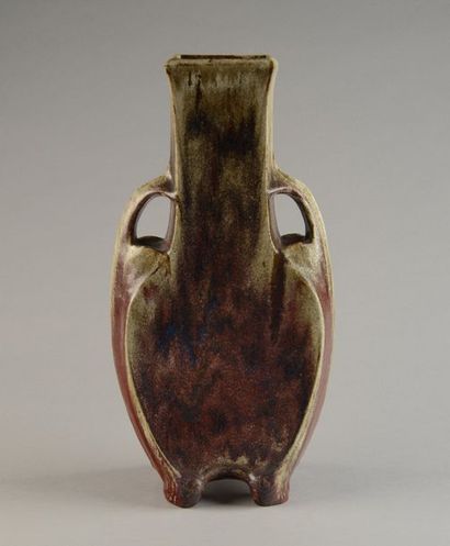 ÉMILE DECOEUR (1876-1953) 
Rare vase à corps aplati présentant des anses végétales...