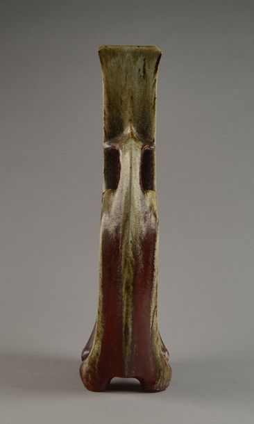 ÉMILE DECOEUR (1876-1953) 
Rare vase à corps aplati présentant des anses végétales...