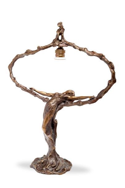 M MELIODON (né en 1867) 
Lampe de bureau en bronze à patine brune nuancée dorée figurant...