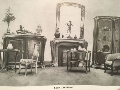 Louis MAJORELLE (1859-1926) 
Table desserte en acajou modèle «orchidées» présentant...