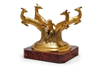 TRAVAIL FRANÇAIS 1900-1930 
Surtout de table en bronze doré à décor de quatre cervidés...