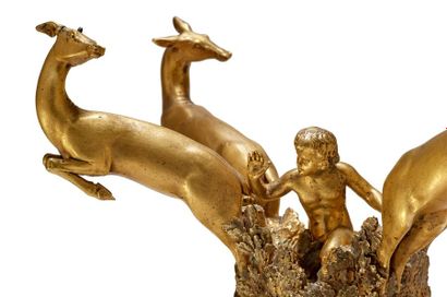 TRAVAIL FRANÇAIS 1900-1930 
Surtout de table en bronze doré à décor de quatre cervidés...