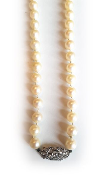 null Collier de soixante-douze perles de culture choker, le fermoir en or gris 750...