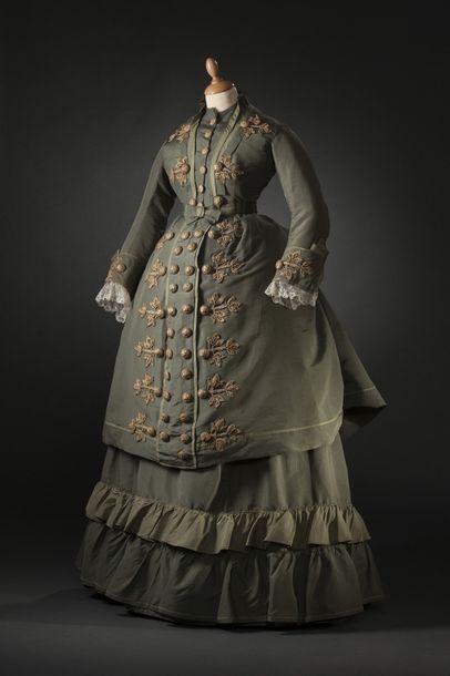Charles-Frederick WORTH (1825-1895) 
Afternoon dress in taffeta in two shades of...