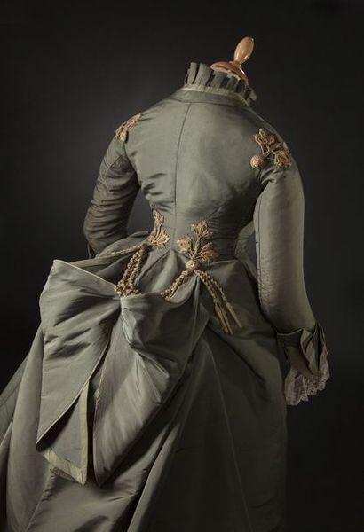 Charles-Frederick WORTH (1825-1895) 
Robe d'après-midi en taffetas de deux tons vert...