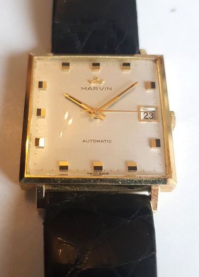 null Montre bracelet d'homme la montre de forme carrée en or jaune 750 millièmes,...