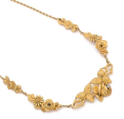 null Collier articulé en or jaune 750 millièmes, le centre composé de cinq motifs...