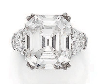 null Ring in 750-thousandths white gold adorned with a rectangular diamond cut between...